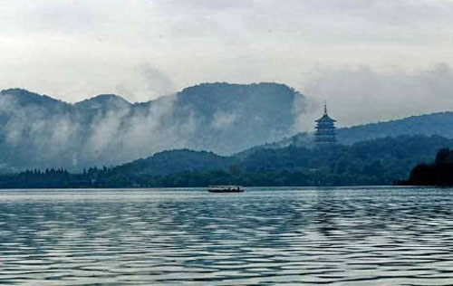 “水光潋滟晴方好，山色空蒙雨亦奇”是什么意思？